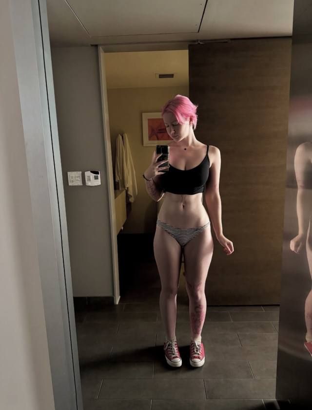 Hi 👋, I am pinky and I am available tonight🍆💦🍑. - Image 3